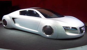 奥迪rsq是一台奥迪研发的中置引擎概念车,作为2004 科幻片,机械公敌中