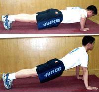 中姿俯卧撑 (又称标准俯卧撑或水平俯卧撑)是指在做练习时,练习者的脚