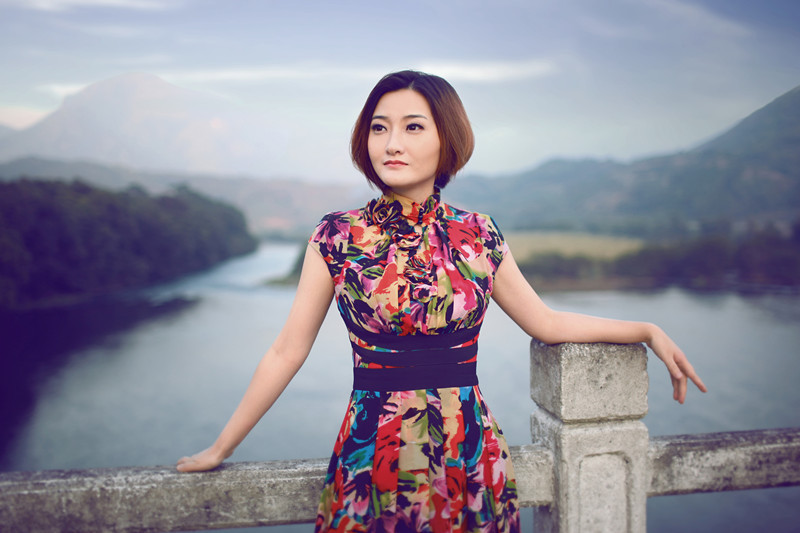 云菲菲演唱的歌曲有 这条街 小小新娘花 邂逅 寂寞是你