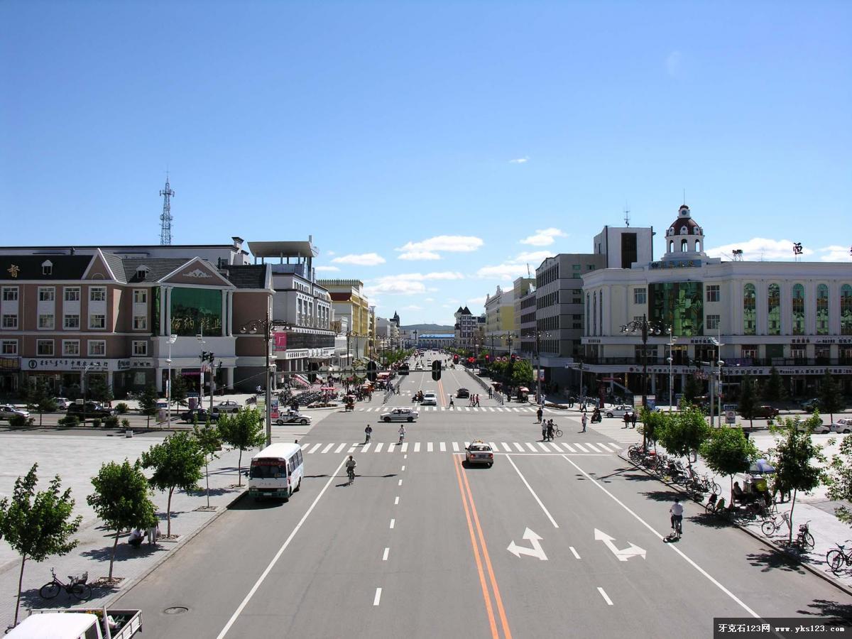 牙克石市位于呼伦贝尔市中部,大兴安岭中脊中段西坡,北纬47°39′～50