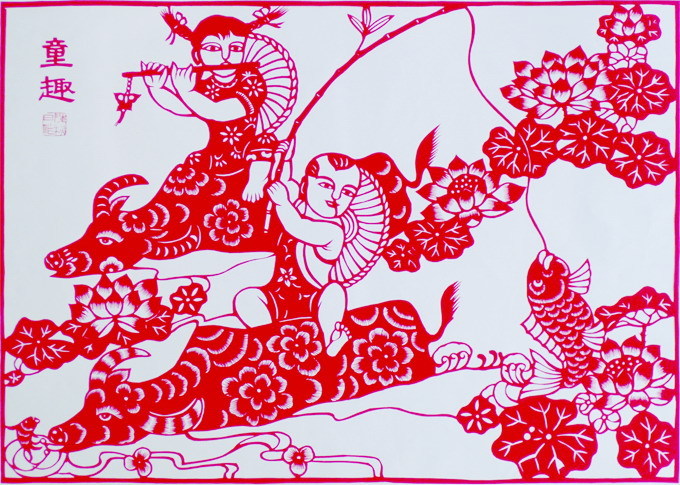 她在为同事创作一幅剪纸画用来装饰房间时找到了自己的爱好,从此自