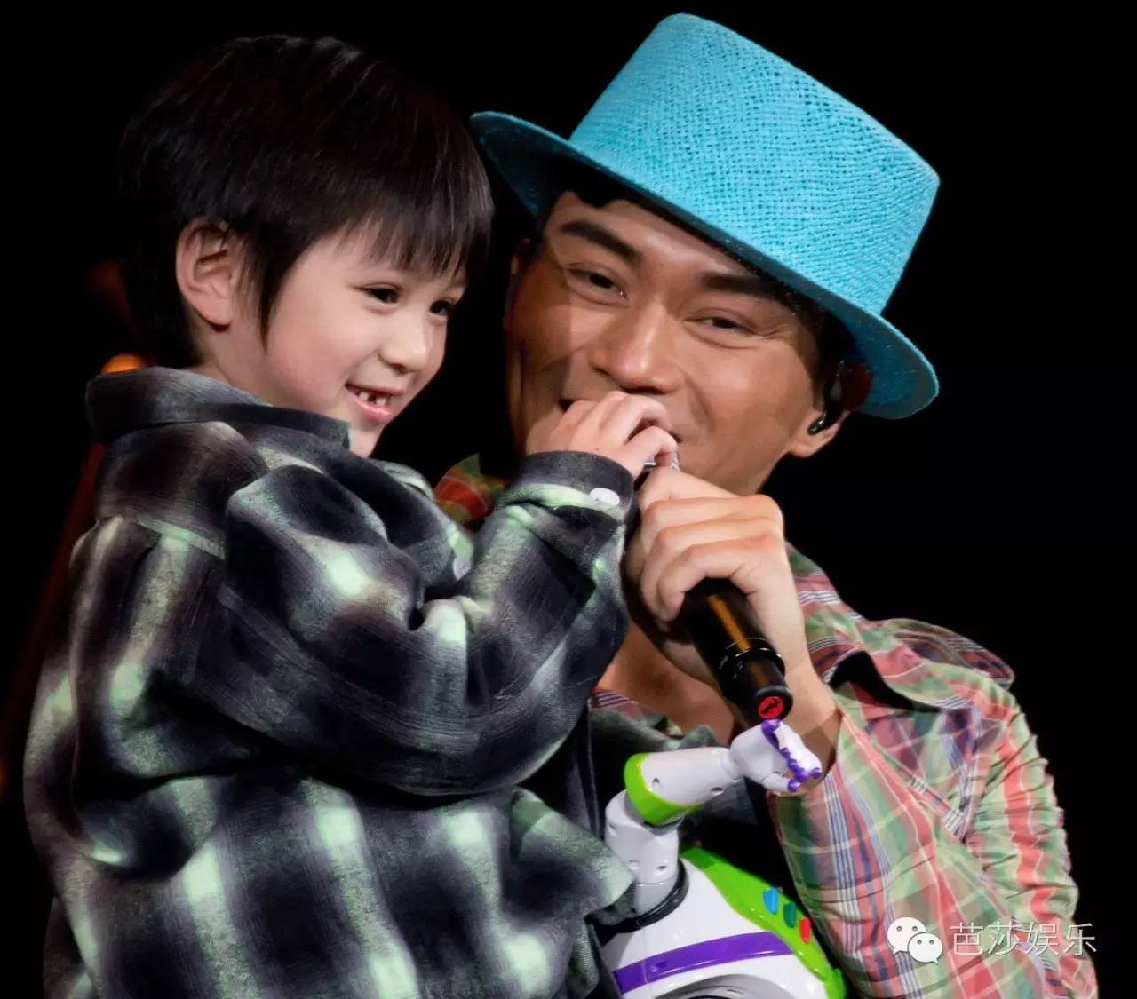 张智霖和袁咏仪的儿子9岁了!这个会用爱马仕撩妹的阳光男孩,也是逆天了!