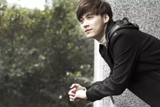 李易峰开700万豪车撞桥逃逸,没想到私底下竟是