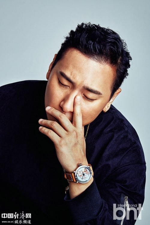 艺人rhymer拍写真 雕刻时光显成熟男人味