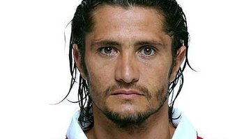 比森特·利扎拉祖是1969年生于法国,足球运动员,现