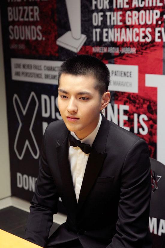 实力全能boy!吴亦凡对话nba中国总裁全程飙英语