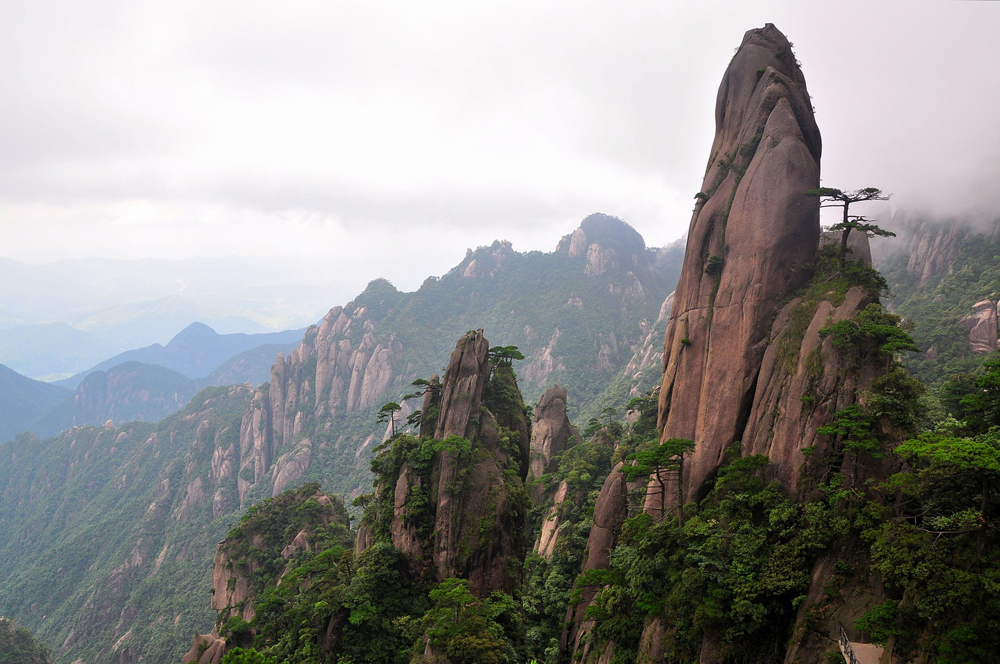 桂林的山真险啊,危峰兀立,怪石嶙峋,好像一不小