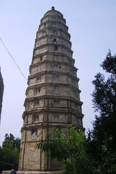 翠屏山多佛塔   位于山东省济南市平阴县翠屏山顶,是我国重点文物保护