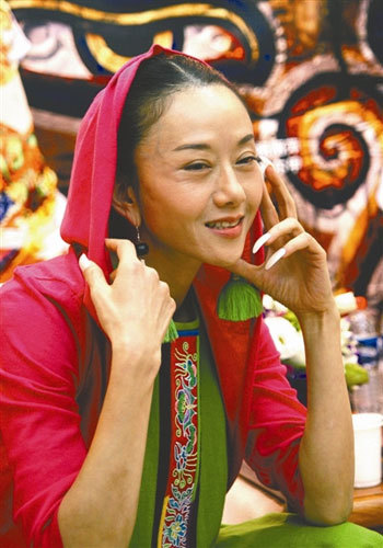 探究民族:白族   探究内容: 1,白族的历史名人 2,白族的衣着特点 3