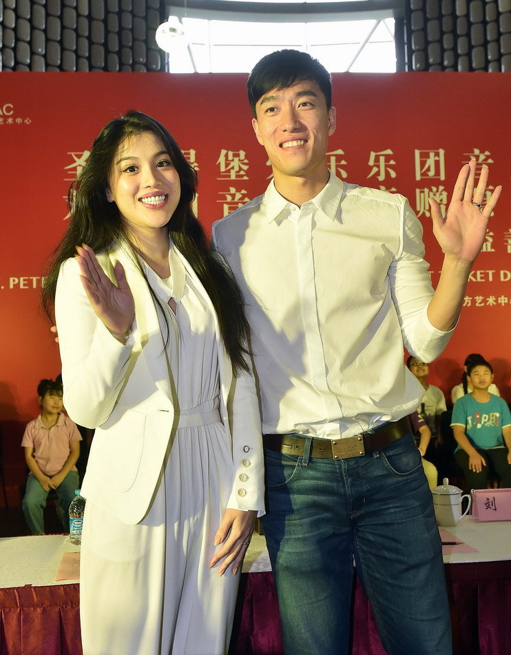 刘翔与葛天公益现场