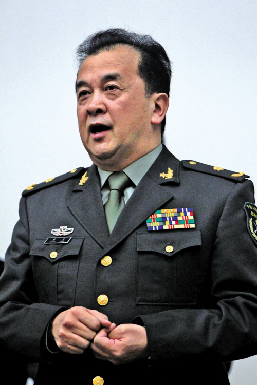 同年,在沈阳军区文工团的黄宏经人引荐,第一次带着小品《左邻右舍》到