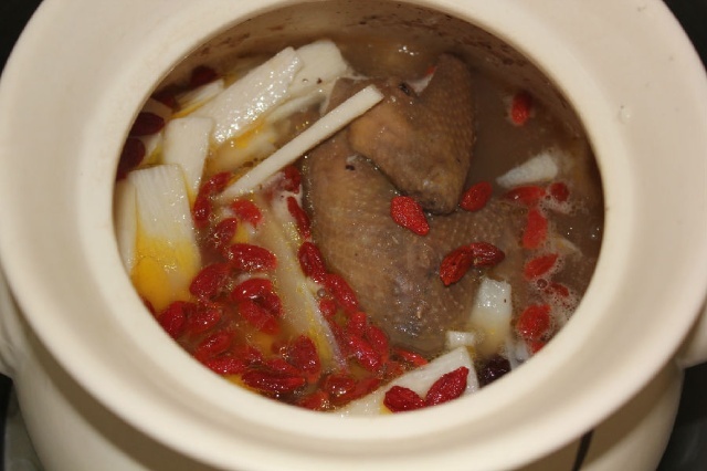 乳鸽滋补养颜汤